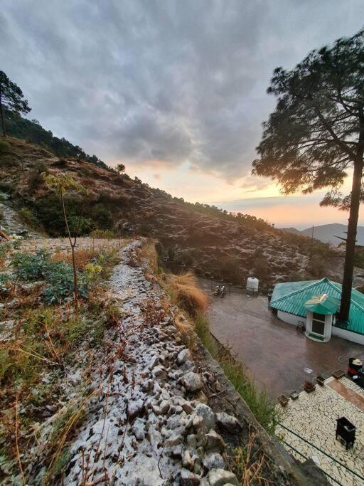 Kasauli Cascade A Cheerfull 4 Bedroom Challet 外观 照片